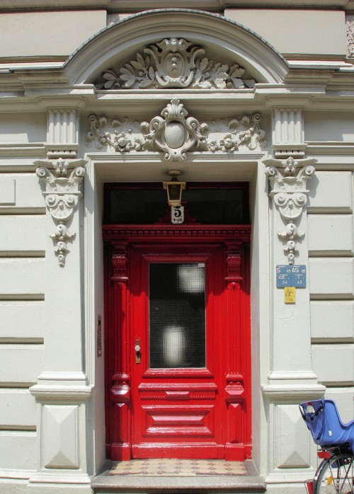 993 Nhà xinh với cửa màu đỏ rất đẹp và hợp phong thủy