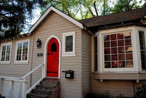 994 Nhà xinh với cửa màu đỏ rất đẹp và hợp phong thủy