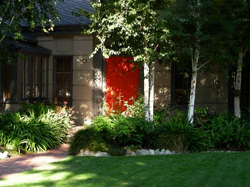 995 Nhà xinh với cửa màu đỏ rất đẹp và hợp phong thủy